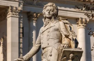 Müzik Defteri Seçim Rehberi: İhtiyacınıza En Uygun Nota Defteri Hangisi? Mozart heykeli